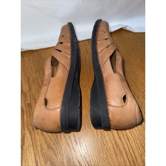 Clarks NIKKI COMMON Leather Sandal‎  Slip-On Flat Brown/Tan 6 M - Picture 5 of 7